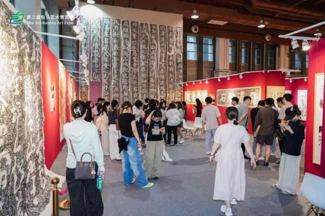 巨幅拓片垂落,苍茫气象扑面——李一“阴山梅力更摩崖石刻展”亮相第三届包头艺术博览会