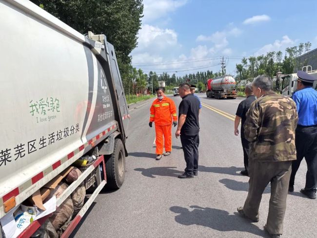 济南市莱芜区环境卫生服务中心：垃圾清运车辆专项检查，织密夏季环卫防护网
