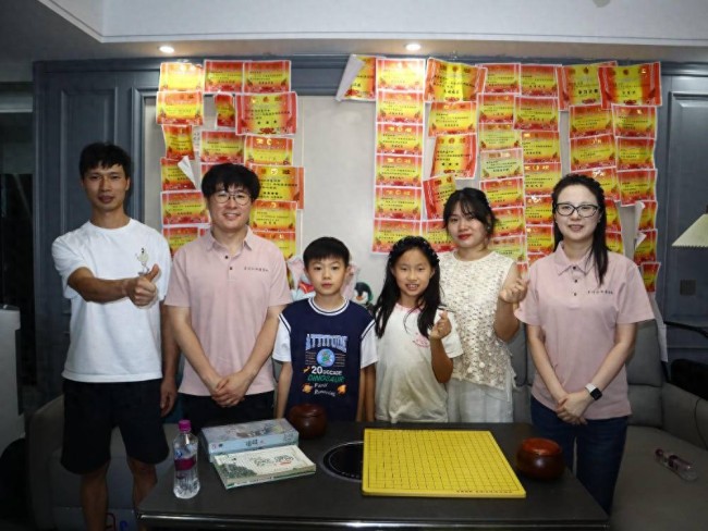 棋暖人心，酱香传情——世界冠军江维杰走进棋童家庭公益授棋
