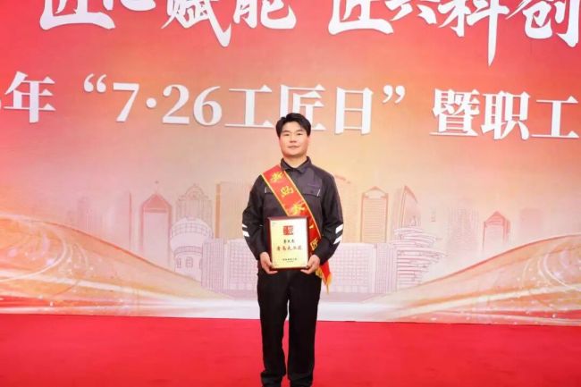 AI来赋能,修行靠提问——海尔电冰箱工厂李文虎借力海尔智家“智小能”攻克换模难题、打造模具专属智能体