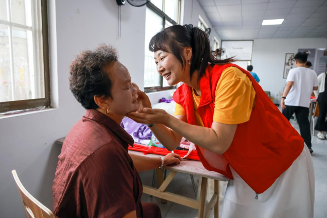 威海高新区：统战人士助力“流动照相馆”传递烟火温情