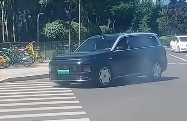 零跑D19太原街头突然起火，未造成人员受伤，起火原因尚待通报