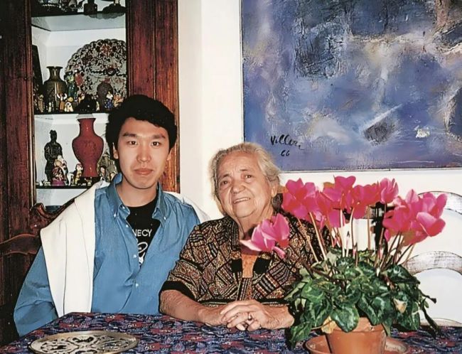 P14 1996年，在法国法中友好协会主席安妮塔奶奶家中合影。.jpg