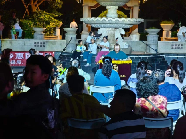 威海市环翠区竹岛街道:曲韵润乡土 惠民演出点亮社区文化夜空