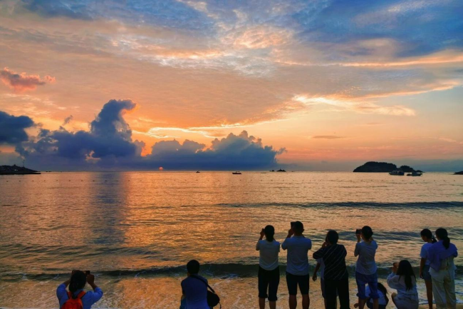 威海市环翠区:半月湾追日出 邂逅海岸破晓之美