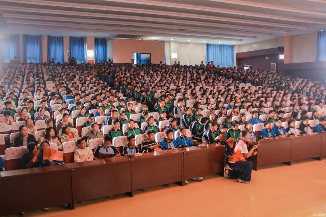 大学生在演绎中感悟，中学生在观看中思考——中国石油大学（华东）石油工程学院原创话剧《沈忠厚》巡演走进烟台中学