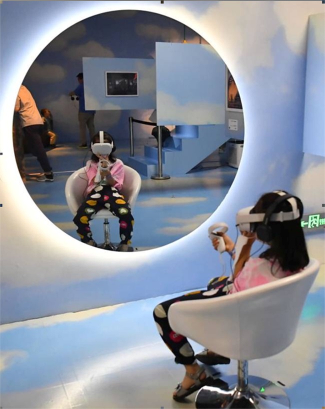 6月6日，在科技艺术节的VR沉浸影像展上，一名小朋友在体验VR设备。首届西安IN科技艺术节近日在西安高新区举行，展览活动光影效果五彩绚烂、交互体验充满科技感，吸引许多家长带领孩子参观体验。新华社记者 邵瑞 摄