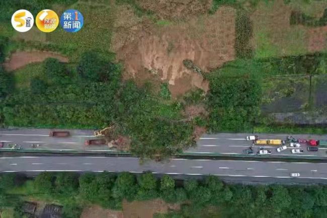 京昆高速西安方向元墩隧道附近发生滑坡，道路中断