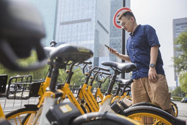 图为9月上旬，一位市民报名体验用数字人民币骑共享单车，助力低碳减排。