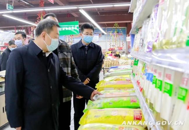 市长武文罡在喜盈门超市南环路店实地查看米面等生活必需品供应情况