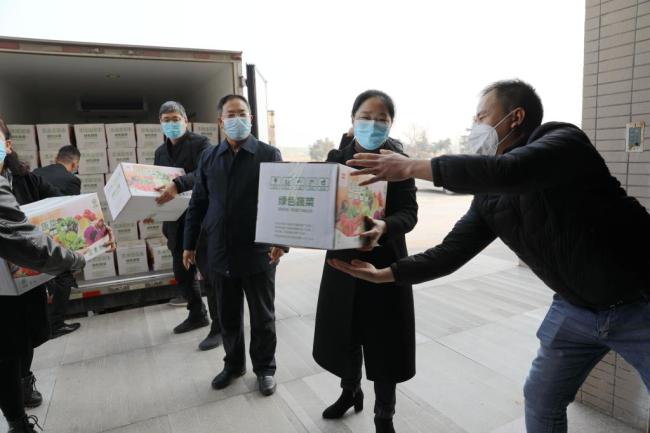 雨萱生态建设有限公司向咸阳职业技术学院捐赠1100箱精品蔬菜