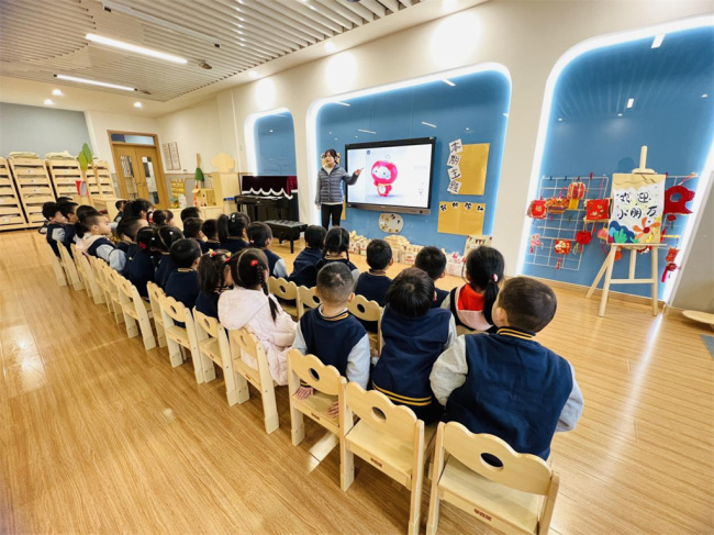 西安航天城中心幼儿园"开学第一课"引导萌娃树立爱国情怀_陕西站_中华