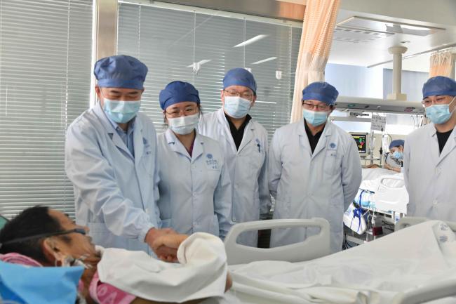 董念国教授团队到病房查看术后正在康复中的患者。