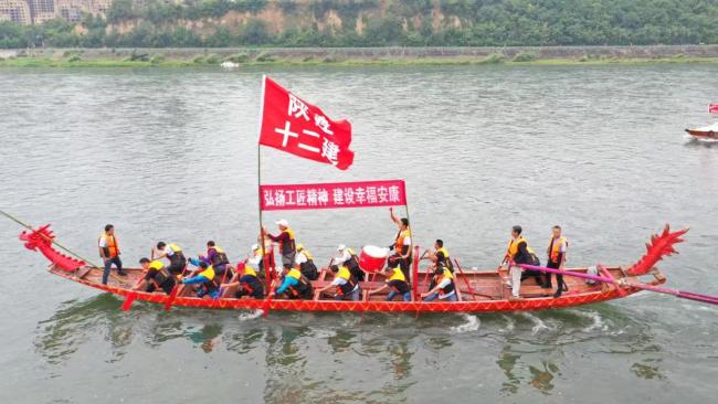 乘风逐浪、击水奋楫。在安康汉江，来自29支代表队的龙舟健儿以传统龙舟竞渡的方式迎接端午节的到来，让这项古老的体育运动再次点燃了人们的夏日激情。图为备战龙舟队