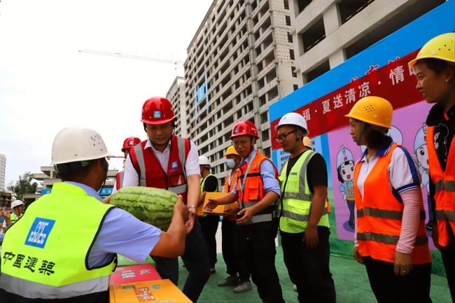 陕西省建设工会到西安融创奥城西区项目慰问送清凉