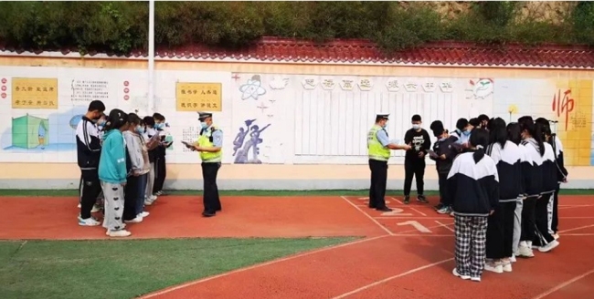 府谷县孤山交警中队：交通安全进校园 助力平安新学年