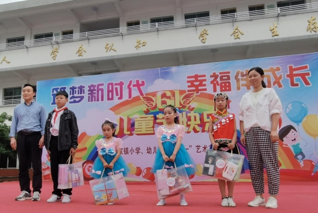 镇坪县委统战部开展“六一”儿童节少数民族儿童慰问活动
