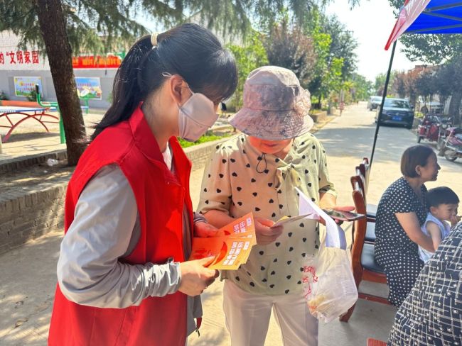 咸阳联通秦都分公司开展“浓情端午关爱老年人，关注眼健康”银龄公益课堂活动