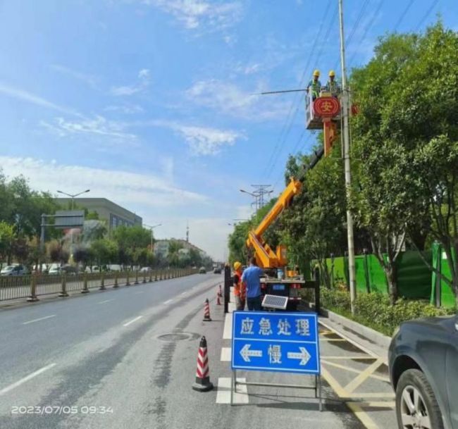 “喷云吐雾”西安经开区这条路灯杆变身降尘“神器”