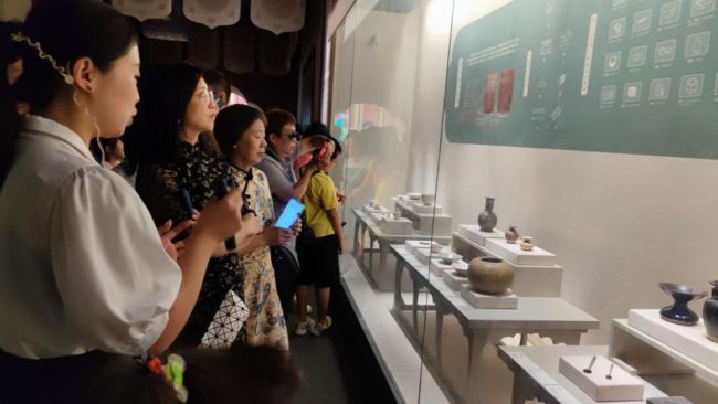 西安经开区组织“五老”参观西安市老少书画展