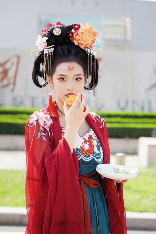 陕西十校联名校徽月饼上新 你最pick哪一款？