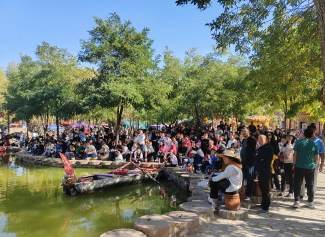 陕西佳县：“双节”假期旅游市场持续走热