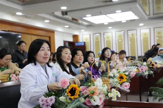 神木市医院举办“医韵年华，花漾绽放”三八国际妇女节职工插花活动