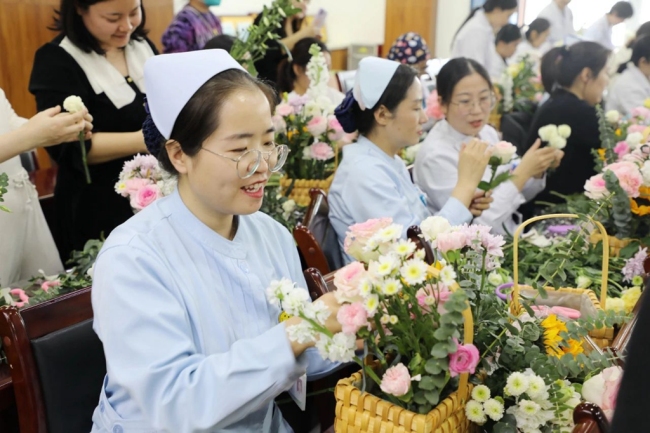 神木市医院举办“医韵年华，花漾绽放”三八国际妇女节职工插花活动