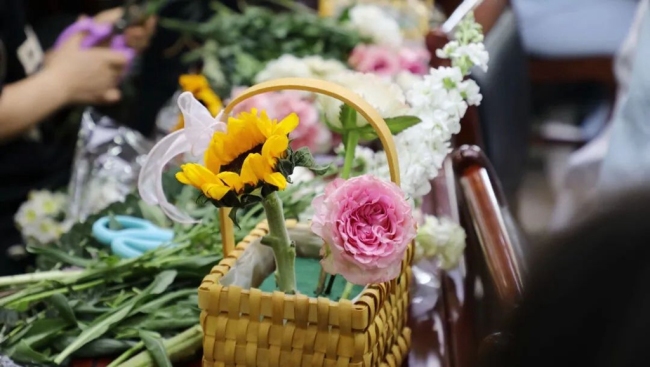 神木市医院举办“医韵年华，花漾绽放”三八国际妇女节职工插花活动