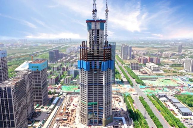 △高度498米的中西部第一高楼中国国际丝路中心项目，连续两年春节不停工，全力推进投资落地和工程建设，目前建筑高度300米，项目建成后预计吸引新增企业300家，带动就业5万人。
