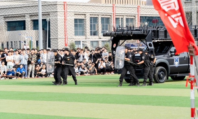 神木职业技术学院举行校园反恐防暴暨消防应急演练