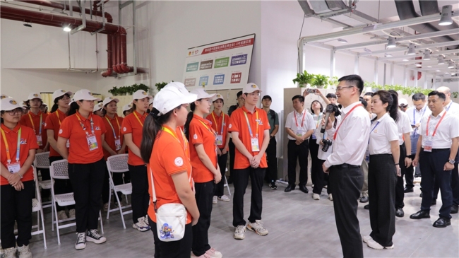 团省委书记叶光亮慰问“小椰青”时与海口经济学院志愿者交流。