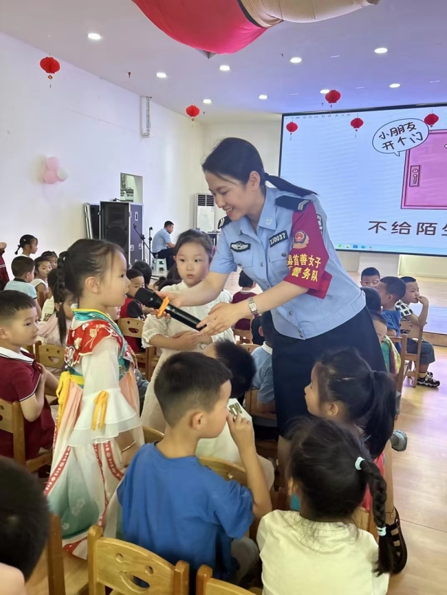 巾帼力量，藏蓝担当，眉县女子社区警务队守护社区和谐