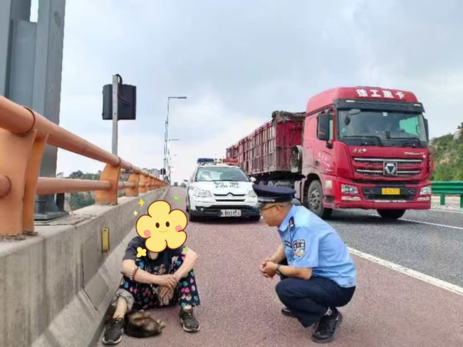 铜川一老人误上高架桥 民警快速帮其安全回家