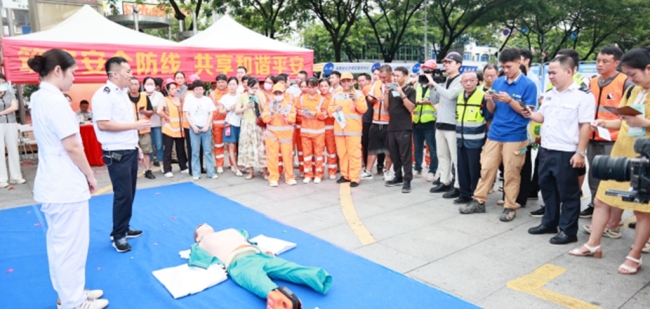 海南医科大学第二附属医院专家现场为群众讲解心肺复苏应急救援方法