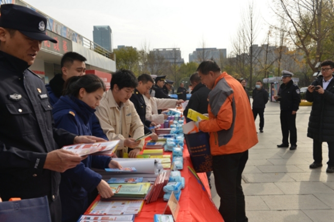 上街头 入企业 进校园 去社区 西安经开区开展“宪法宣传周”系列活动