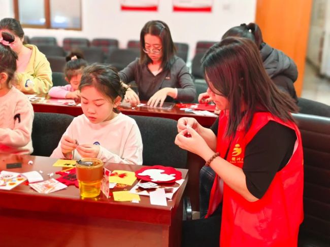 神木市四支河社区开展“福字挂饰巧手做 童心童趣迎新年”春节手工活动