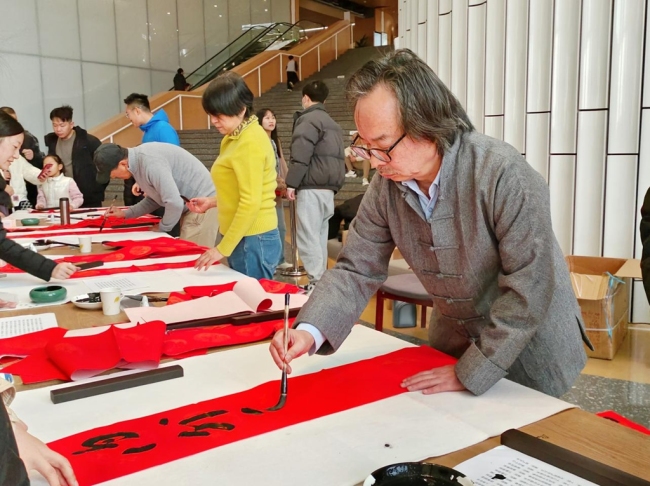 西安图书馆举行“墨香迎春，春联送福”义写春联活动