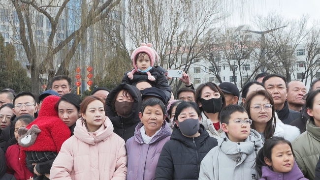 神木市：锣鼓喧天闹新春 火红秧歌拜大年