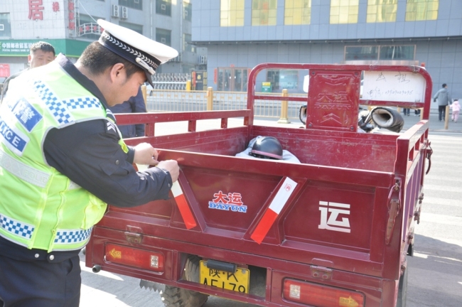 府谷县城区交警中队开展“亮身亮尾”行动 点亮群众安全出行路