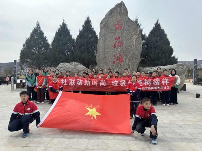 神木市杏花社区开展“学雷锋·促分类·筑和谐”雷锋月志愿服务活动