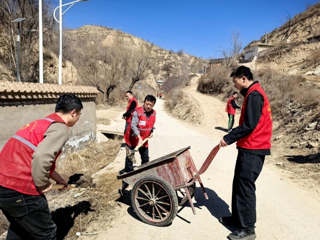 榆林市横山区韩岔镇便民服务中心：志愿践行环保梦，人居环境绿意浓