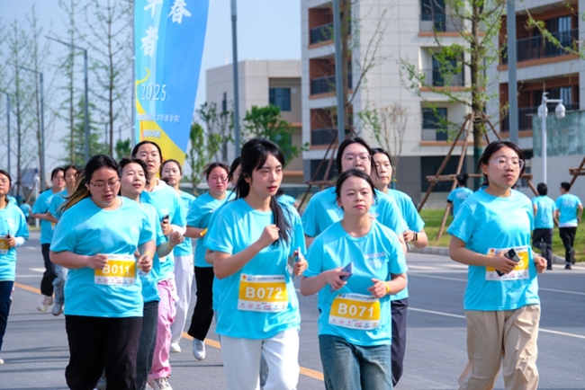 西安建筑科技大学华清学院举办首届青春欢乐跑