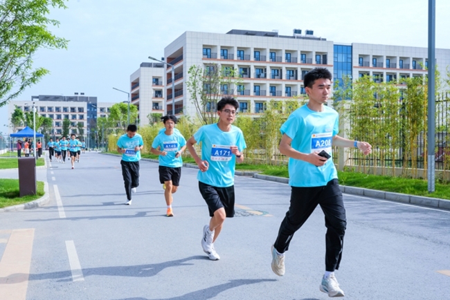 西安建筑科技大学华清学院举办首届青春欢乐跑