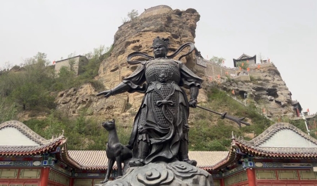 “五一”神木二郎山景区游人如织 传统文化与仙侠盛会共绽光彩