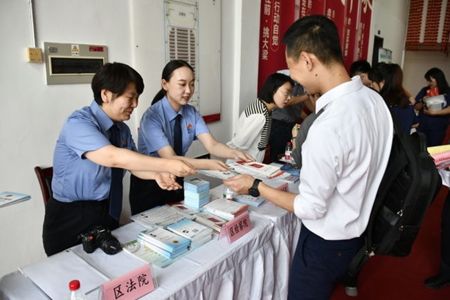 送法进企业护航促发展——西安市开展2025年“民法典进企业”主题宣传活动