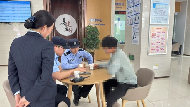 建行宝鸡凤翔区秦景北路支行警银联动显成效 及时劝阻护民“钱”