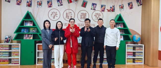 六小龄童现身神木市新元社区为“美猴王书屋”揭牌