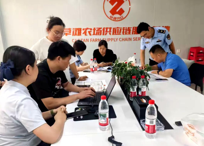 西安经开区送政策进农场“个转企”服务助力商户转型升级