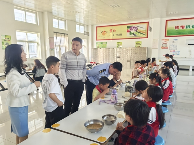 太白县桃川镇市场监管所：“监管+陪餐”守护校园餐安全